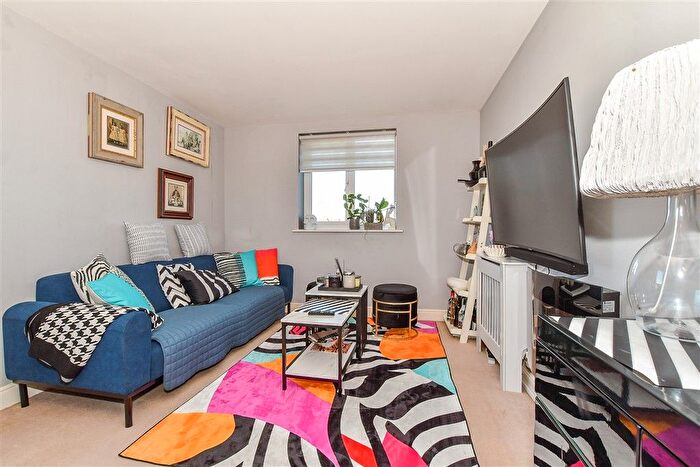 2 Bedroom Flat For Sale In Drummond Grove, Ashford, Kent, TN24