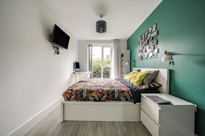 1 Bedroom Flat For Sale In High Wycombe, Town Centre, Buckinghamshire, HP11