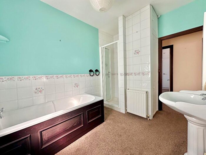 2 Bedroom Bungalow For Sale In Court Avenue, Harold Wood, RM3
