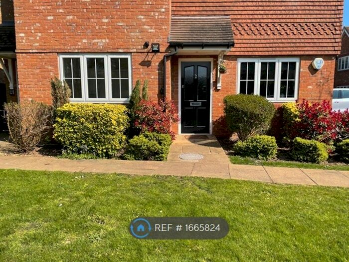 2 Bedroom Flat To Rent In Cherry Tree Court, Beaconsfield, HP9