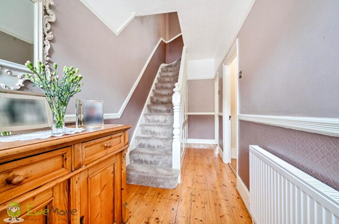 3 Bedroom Terraced House For Sale In Spencer Road, London, N11
