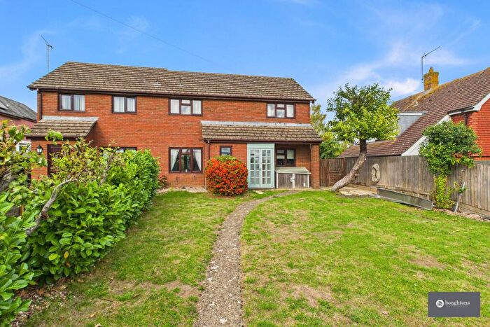 4 Bedroom Semi-Detached House For Sale In Brackley Road, Westbury, NN13