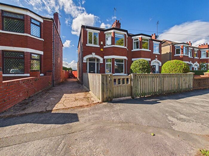 3 Bedroom Semi-Detached House For Sale In Pickering Road, Hull, HU4