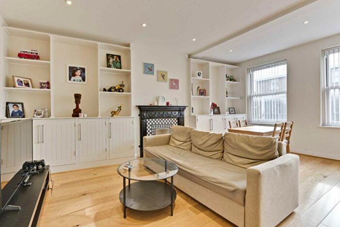 2 Bedroom Flat To Rent In Church Street, Weybridge, KT13