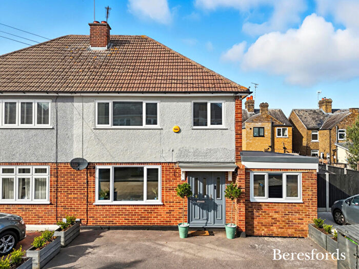 3 Bedroom Semi-Detached House For Sale In Carswell Close, Hutton, CM13
