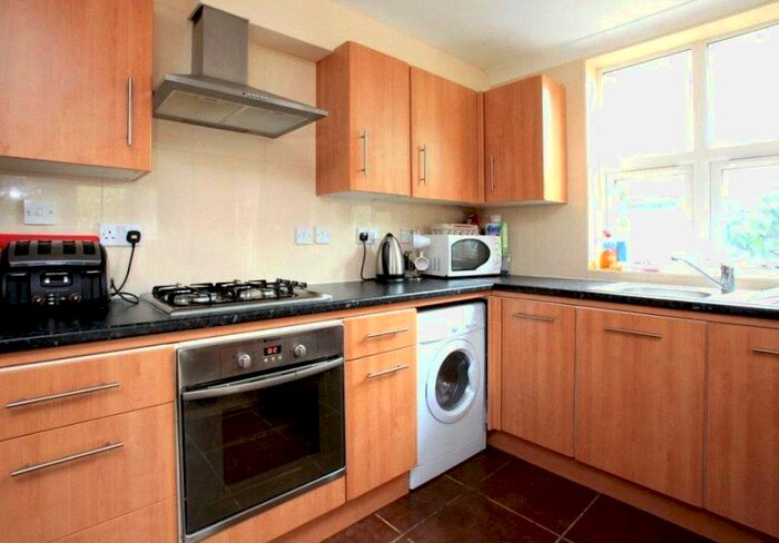 3 Bedroom Flat To Rent In Tooting Bec Road, London, SW17