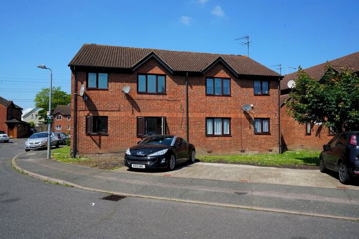 2 Bedroom Flat To Rent In Oakley Close, Grays, RM20