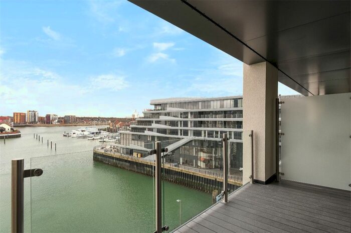 2 Bedroom Flat To Rent In Maritime Walk, Ocean Village, Southampton, SO14