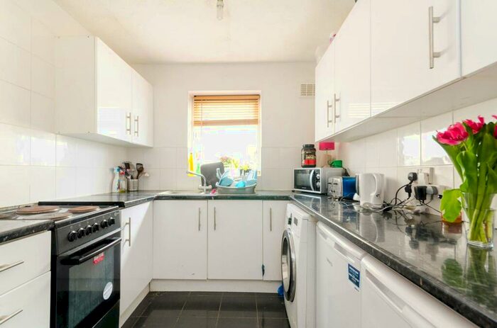 2 Bedroom Flat To Rent In Maplehurst Close, Kingston, Kingston Upon Thames, KT1