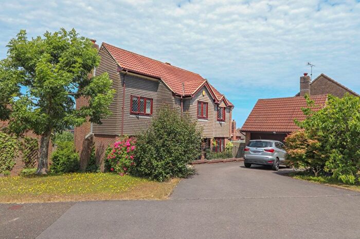 4 Bedroom Detached House For Sale In Starrs Mead, Battle, TN33