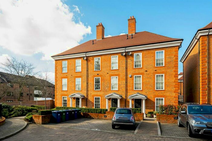 4 Bedroom House To Rent In Ashridge Close, London, N3