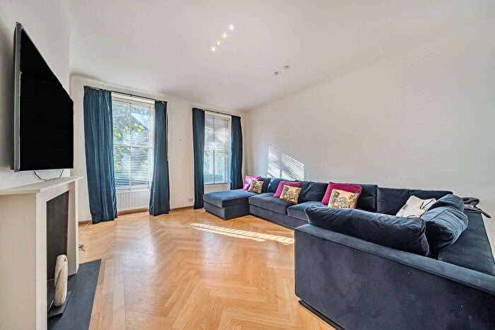 2 Bedroom Maisonette To Rent In Cadogan Place, Belgravia, London, SW1X
