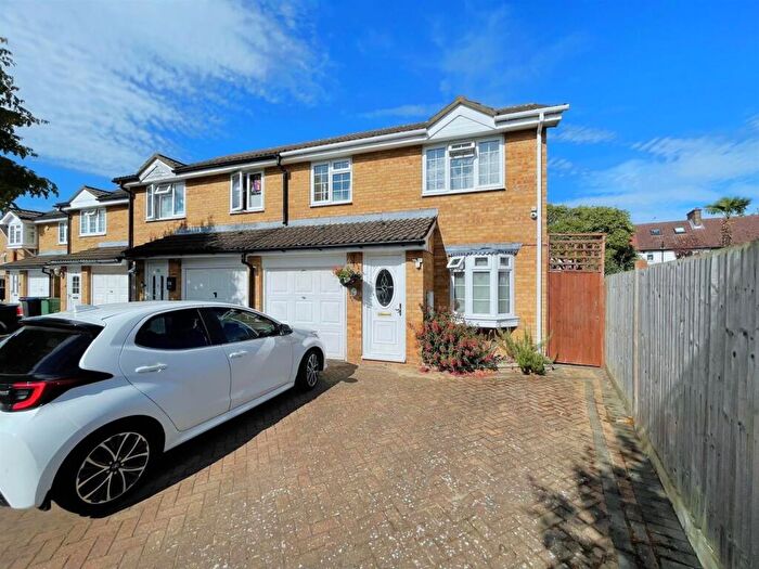 3 Bedroom Terraced House For Sale In Veals Mead, Colliers Wood Borders, CR4