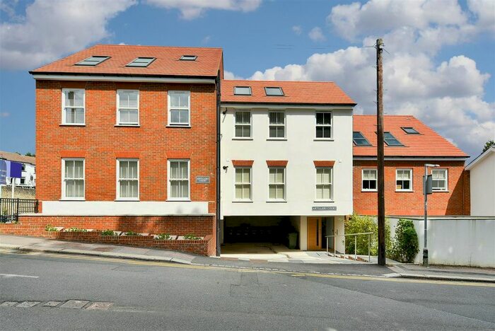 2 Bedroom Flat To Rent In Hooley Lane, Redhill, RH1