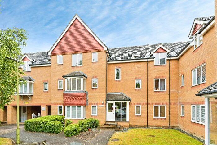 2 Bedroom Flat For Sale In Redoubt Close, Hitchin, SG4