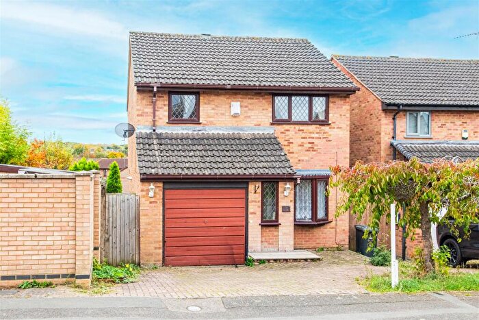 3 Bedroom House For Sale In Lindisfarne Drive, Kettering, NN15