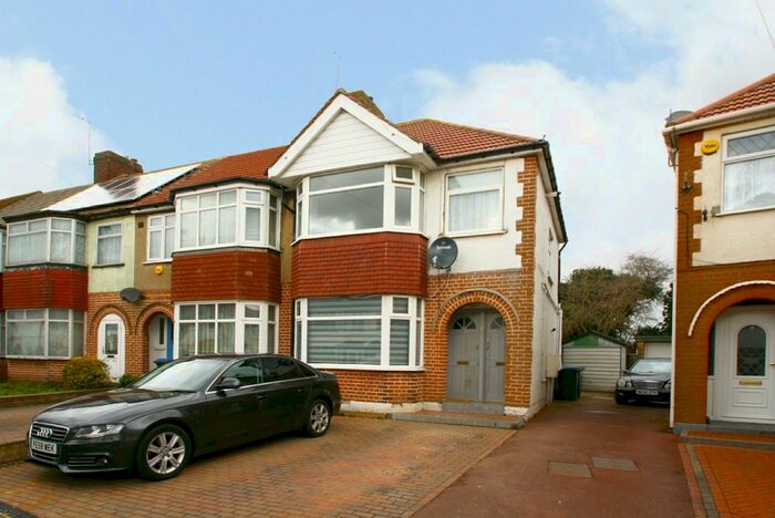 1 Bedroom Apartment To Rent In Rayleigh Road, Palmers Green, N13