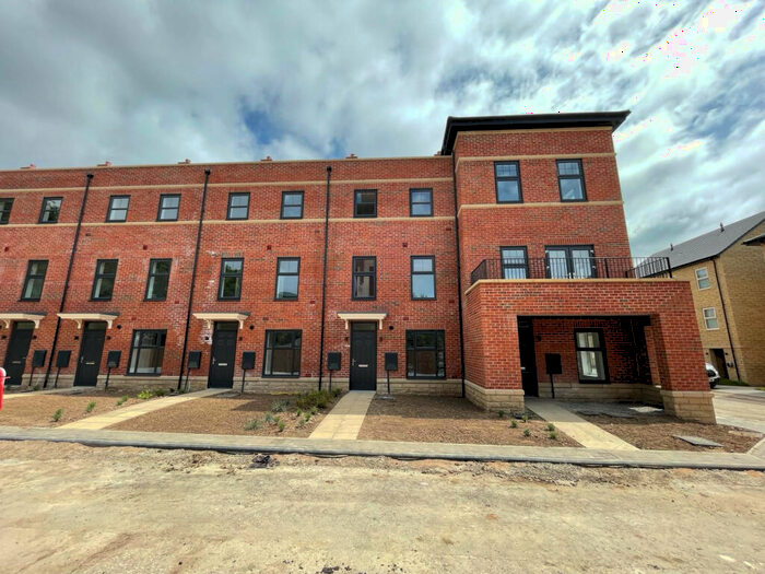 2 Bedroom Town House To Rent In Seacroft, Leeds, LS14