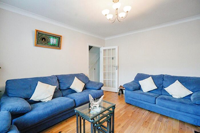 3 Bedroom Terraced House For Sale In Chestnut Grove, Mitcham, CR4