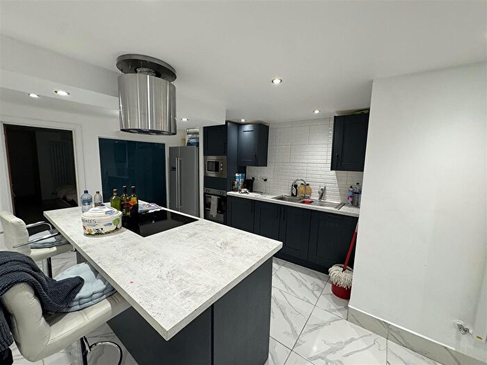 1 Bedroom Flat To Rent In North Street, Winkfield, Windsor, SL4