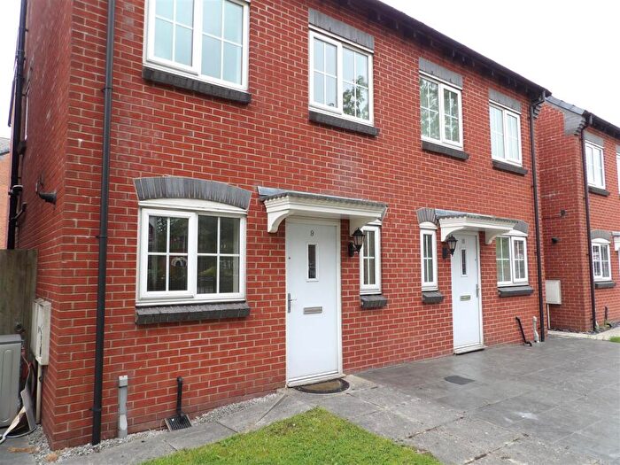 3 Bedroom Semi Detached House To Rent In Baldwins Close Royton Oldham, OL2