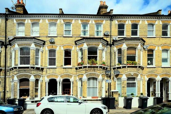 2 Bedroom Flat To Rent In Tregothnan Road, Clapham North, London, SW9