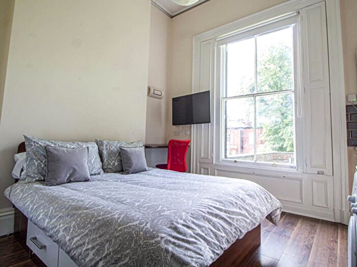 Apartment To Rent In Apt, Clarendon House #, LS2