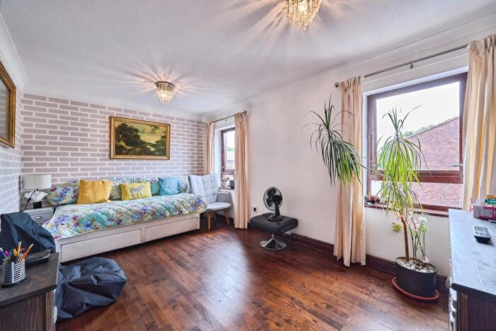 1 Bedroom Flat For Sale In Sycamore Close, London, London, E16