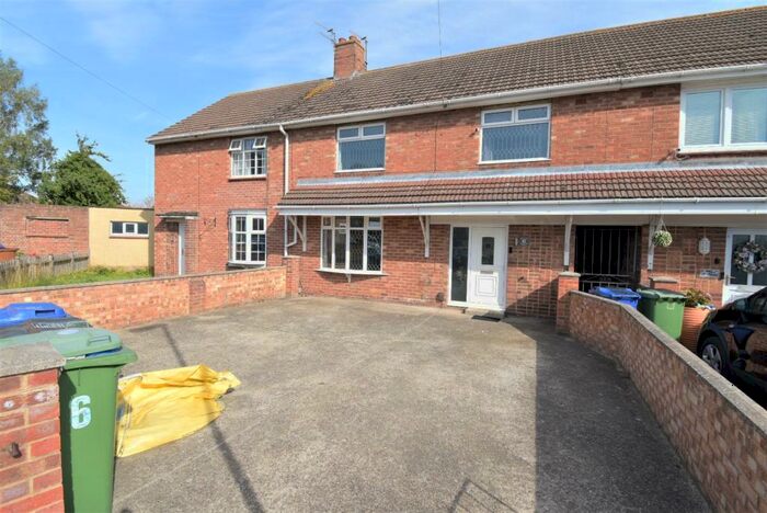 4 Bedroom Semi-Detached House To Rent In Thornton Grove, Grimsby, Lincolnshire, DN34