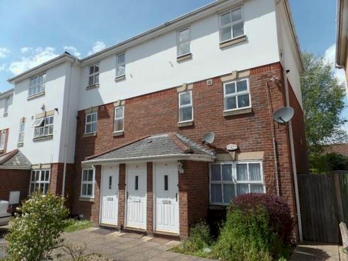 2 Bedroom Flat To Rent In Tollgate Drive, Hayes UB4
