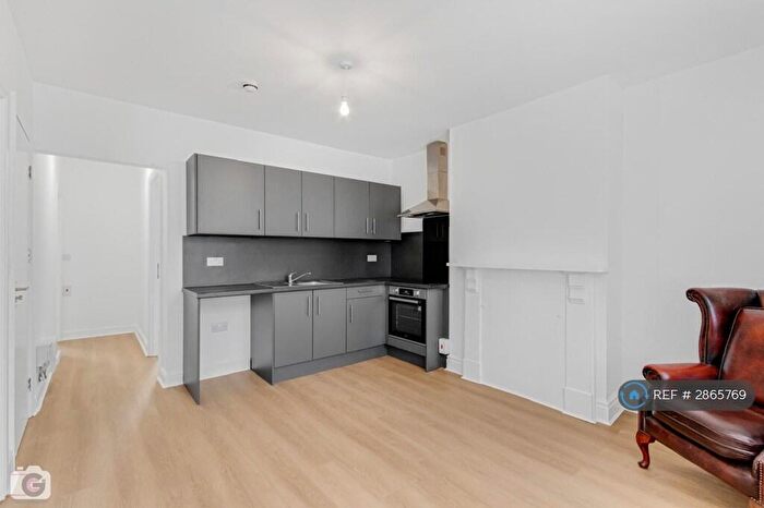 2 Bedroom Flat To Rent In Sefton Avenue, Leeds, LS11