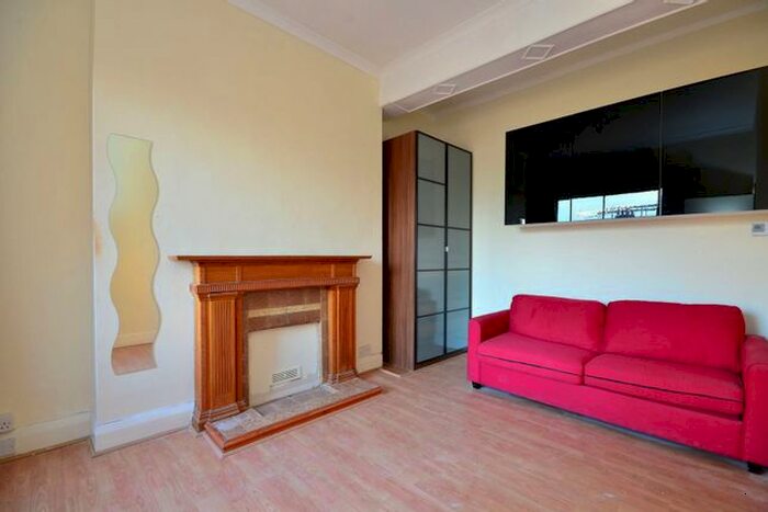 2 Bedroom Flat To Rent In North End Road, West Kensington, London, W14