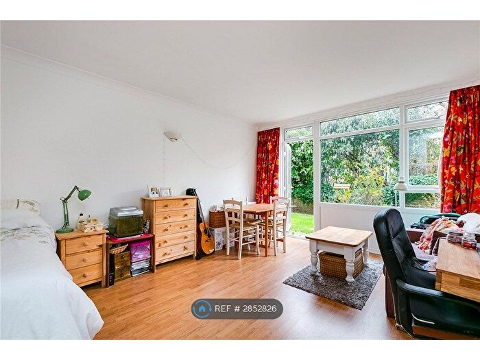 Studio To Rent In Court Royal, London, SW15