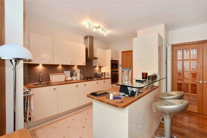 2 Bedroom Flat To Rent In Roy Square, Poplar, E14
