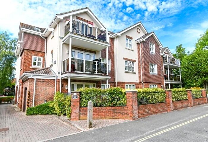 2 Bedroom Apartment For Sale In Whitefield Road New Milton, BH25