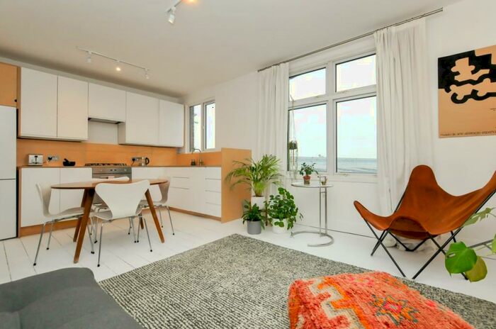 3 Bedroom Flat To Rent In Stoke Newington Church Street, Stoke Newington, N16