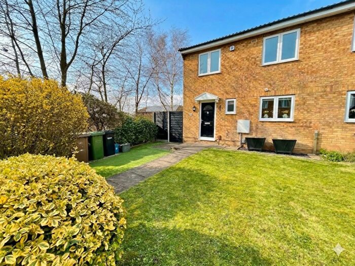 3 Bedroom Semi Detached House For Sale In Weldon Close, Luton, Bedfordshire, LU2