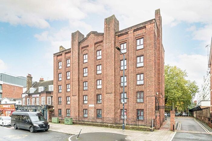 2 Bedroom Flat To Rent In New Park Road, London, SW2