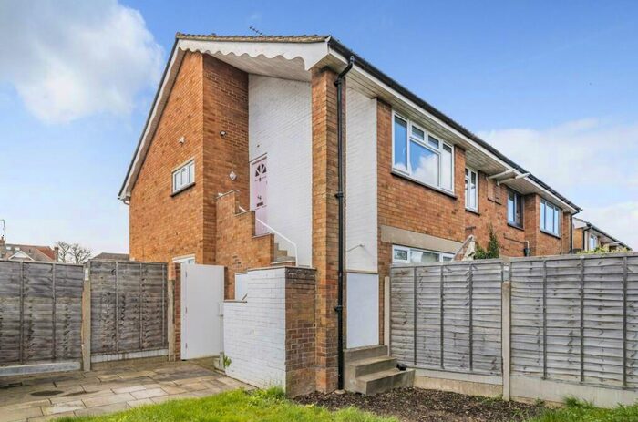 2 Bedroom Maisonette To Rent In High Road, Whetstone, N20