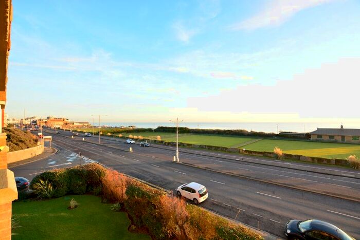 2 Bedroom Flat To Rent In Fairlawns, Kingsway, Hove, BN3