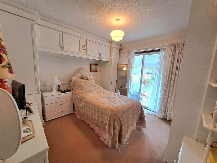 2 Bedroom Detached Bungalow For Sale In Windsor Close, Harlington, Doncaster, DN5