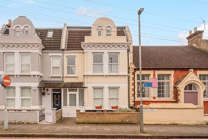 2 Bedroom Flat To Rent In Longley Road, Tooting, London, SW17
