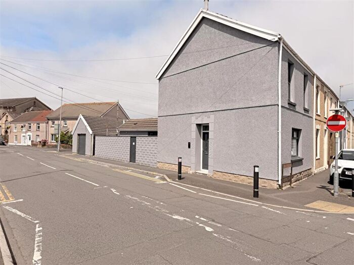 3 Bedroom End Of Terrace House For Sale In George Street, Llanelli, SA15