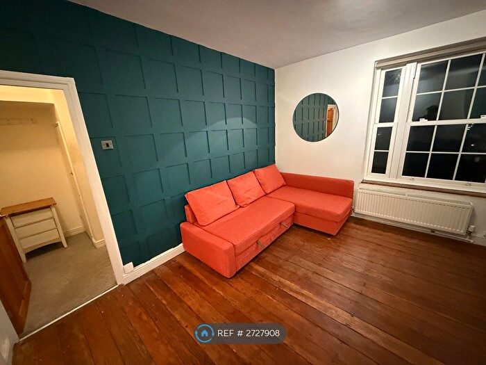 2 Bedroom Maisonette To Rent In Hopton House, London, SW9