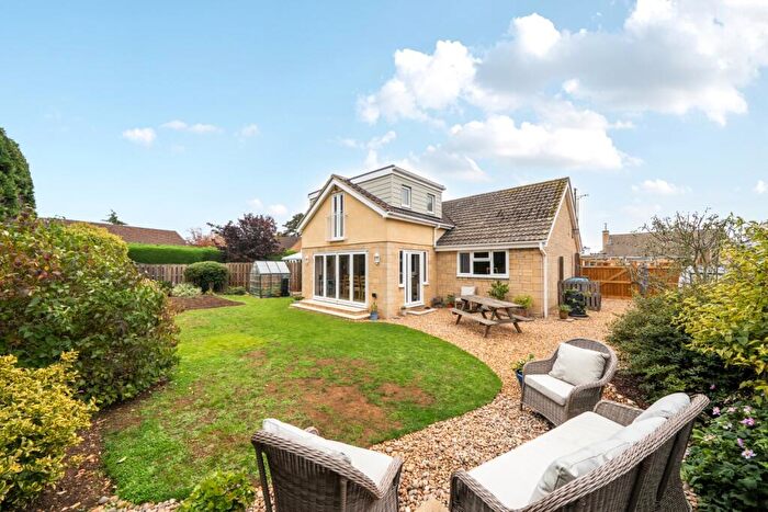 3 Bedroom Detached Bungalow For Sale In Rose Close, Carterton, OX18