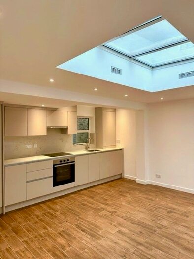 2 Bedroom Flat To Rent In Devonport Road, London, W12