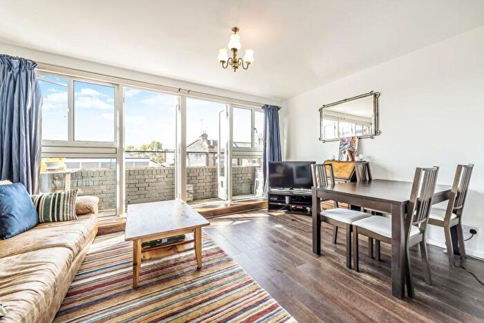 3 Bedroom Flat For Sale In Chatham Road, London, SW11