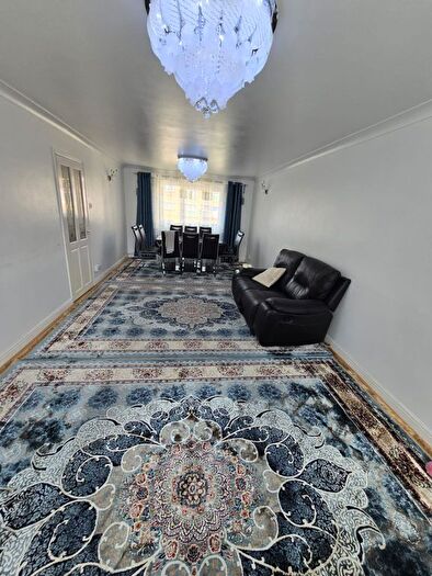 3 Bedroom Flat To Rent In Cowbridge Lane, Barking, IG11