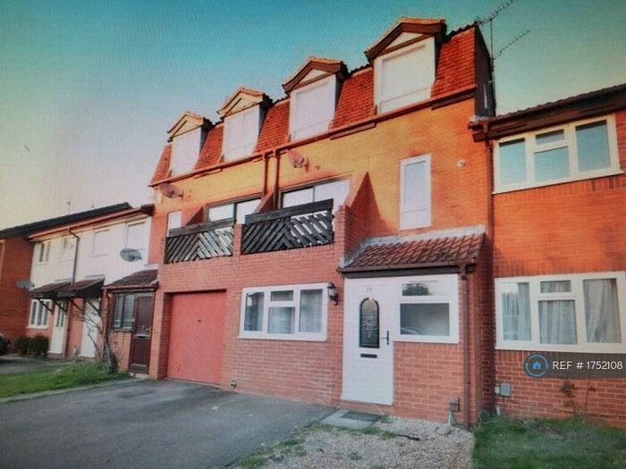 4 Bedroom Terraced House To Rent In Marsom Grove, Luton, LU3