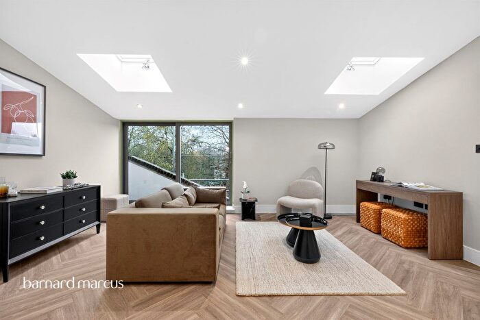 2 Bedroom Flat For Sale In Old Kent Road, London, SE1